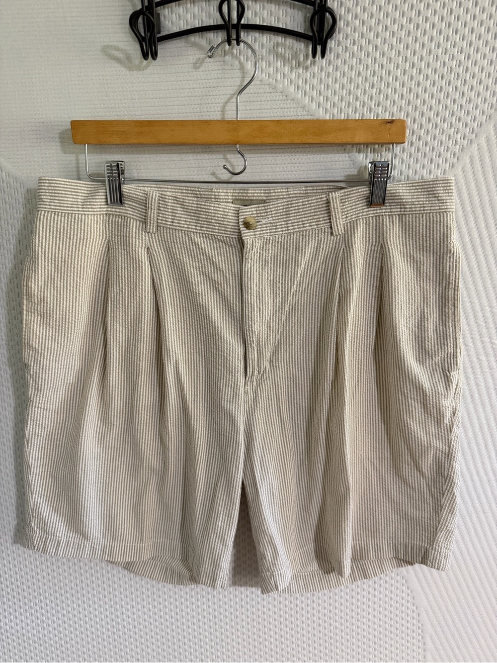 Men's 36 Izod Pleated Cotton Shorts in Beige Seersucker